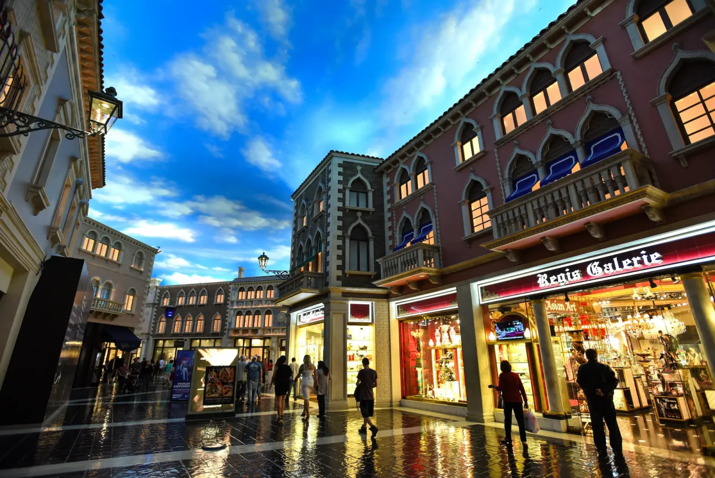Grand Canal Shoppes – A shopping area designed to resemble Venice, with painted skies, classic architecture, and high-end boutiques.