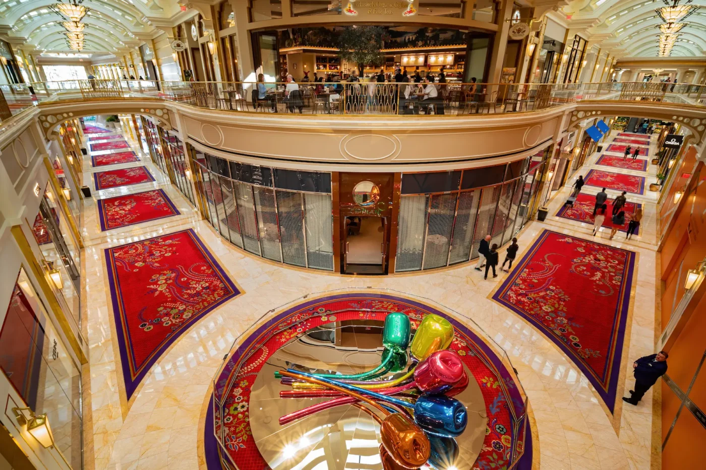 Wynn Plaza – An elegant shopping area with a colorful Jeff Koons tulip sculpture and luxurious red-carpeted walkways.
